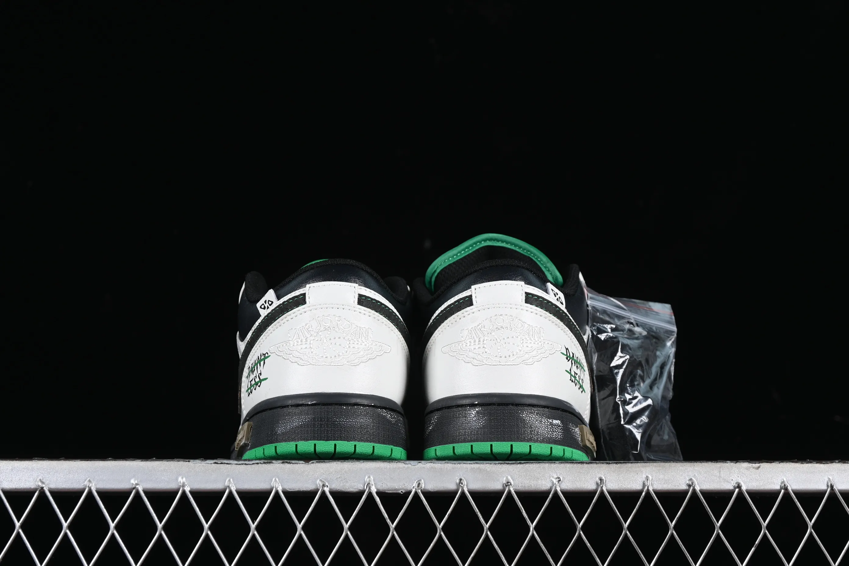 All categories Air Jordan Jordan series basketball shoes Air Jordan 1 Low High-end customization Low-top sneakers Air Jordan 1 Low AJ1 Joe 1 Panda Prank Pioneer Knights Pioneer Low-top retro basketball shoes 553558-065
